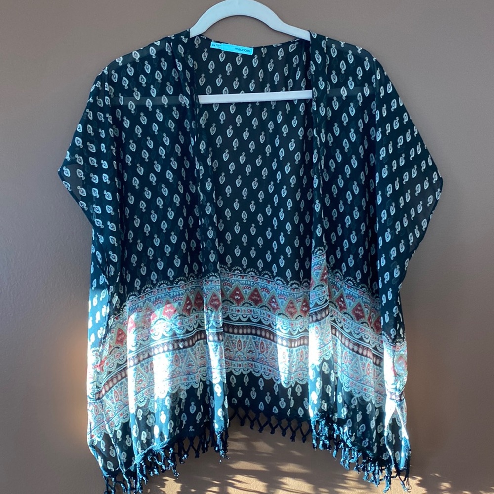 Maurices ladies beautiful wrap in size small with gorgeous print and fringe.